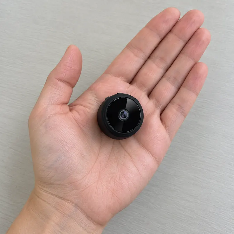MiraOne Mini sobre la palma de una mano